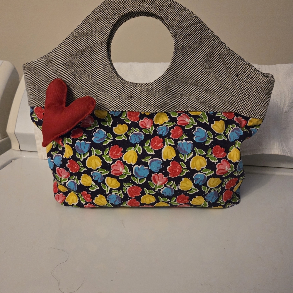 Floral Women's Bag with Heart Accent EUC